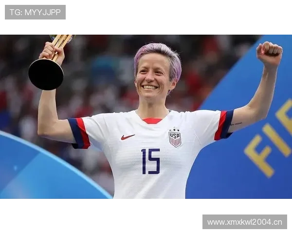 看梅根·拉皮诺逛街背个帆布袋，旁边却拖着两大袋名牌，反差有点绝